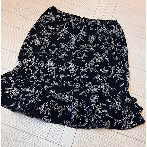 Floral print zip closure w/ elastic waist knee length skirt with ruffle trim. 12 - Picture 9 of 9